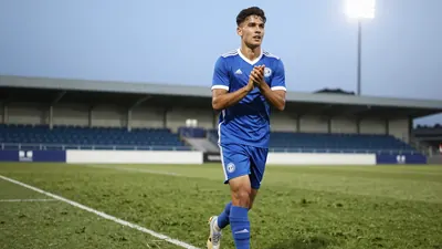 El lateral izquierdo Adam Aznou, recuperado de sus problemas musculares, podría debutar como titular el 9 de octubre ante...