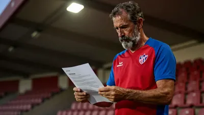 El Málaga CF busca al exsevillista Nemanja Gudelj, 34 años, libre tras siete temporadas en Sevilla, para reforzar su...