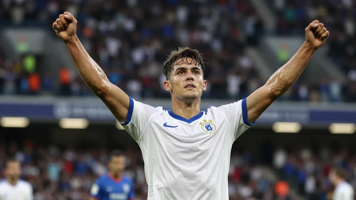 Striker Chupe scored a penalty for Málaga CF's first goal upon their return to the Primera División, earning a point...