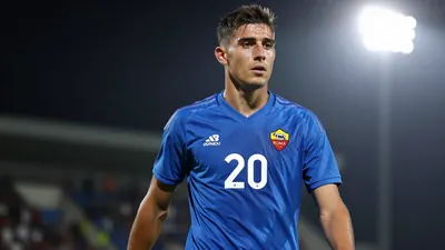 A tight action crop of a 28-year-old Argentine left-back in a Roma jersey, number 20, with the kit as a clean solid block...