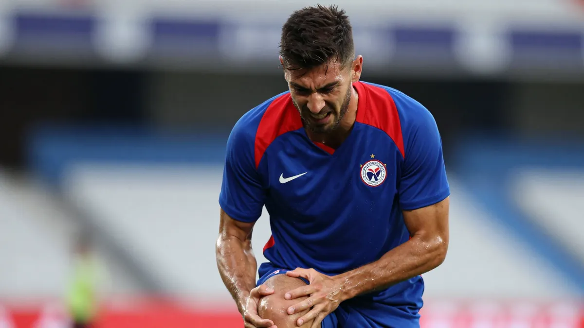El Málaga CF confirma la lesión de Carlos Dotor en la rodilla derecha: baja para el Metropolitano