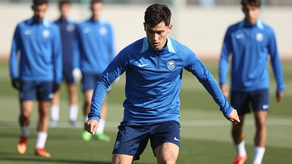 El primer equipo y el Atlético Malagueño realizaron una sesión conjunta este martes en el anexo de La Rosaleda, con...
